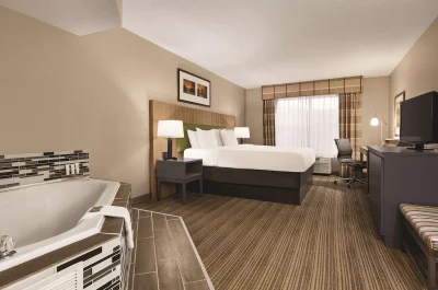 Country Inn & Suites by Radisson, Georgetown, KY jacuzzi