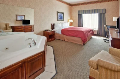 Country Inn & Suites by Radisson, Somerset, KY jacuzzi