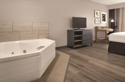 Country Inn & Suites by Radisson, Waterloo, IA jacuzzi