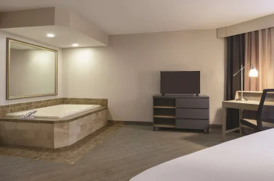 Country Inn _ Suites by Radisson, Germantown, WI jacuzzi