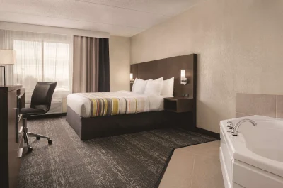 Country Inn _ Suites by Radisson, Mt. Pleasant-Racine West, WI jacuzzi