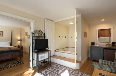 Country Inn at Camden Rockport jacuzzi