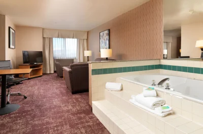 Crystal Inn Hotel & Suites - West Valley City jacuzzi