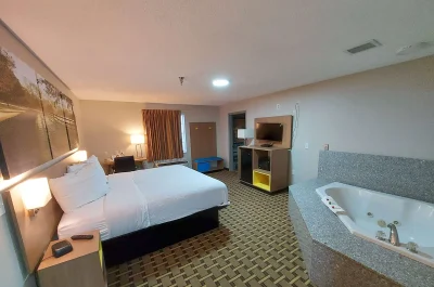 Days Inn & Suites by Wyndham Huntsville 1