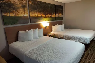 Days Inn & Suites by Wyndham Huntsville 2