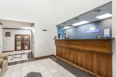 Days Inn & Suites by Wyndham Huntsville 4