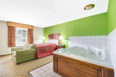 Days Inn & Suites by Wyndham Wichita jacuzzi