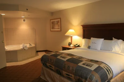 DoubleTree by Hilton Hotel Jefferson City jacuzzi