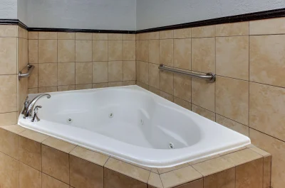 Drury Inn & Suites Phoenix Happy Valley jacuzzi