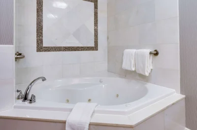 Drury Inn & Suites jacuzzi