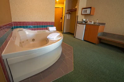Eagle's View Inn & Suites jacuzzi