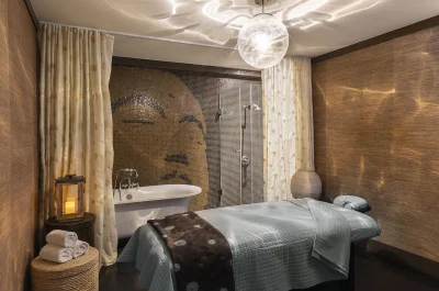 East Canyon Hotel and Spa jacuzzi