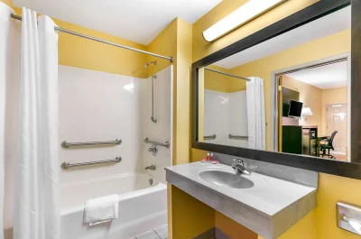 Econo Lodge 2