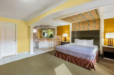 Econo Lodge Beach and Boardwalk 5
