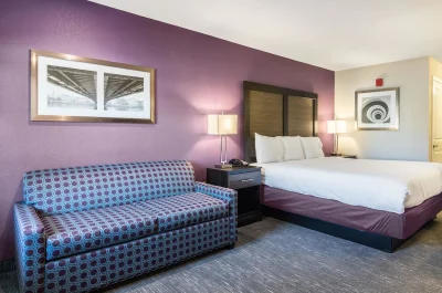 Econo Lodge Inn & Suites 1