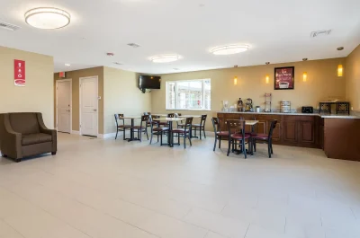 Econo Lodge Inn & Suites 2