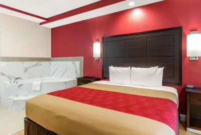Econo Lodge Inn & Suites Houston Willowbrook jacuzzi