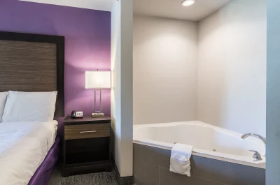 Econo Lodge Inn & Suites jacuzz