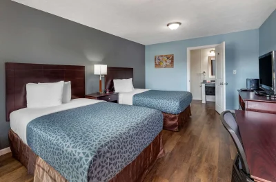 Econo Lodge Inn _ Suites South 3