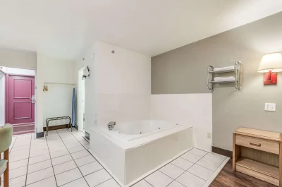 Econo Lodge Truman Inn 12