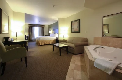 GreenTree Inn and Suites Florence jacuzzi