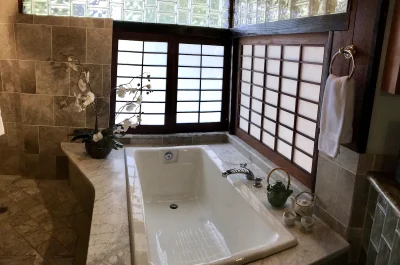 Hale Maluhia Country Inn jacuzzi