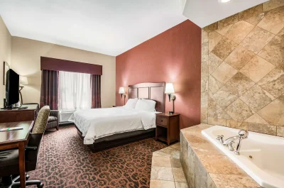 Hampton Inn Derby jacuzzi
