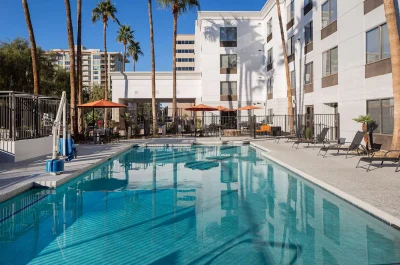Hampton Inn Phoenix-Biltmore 2