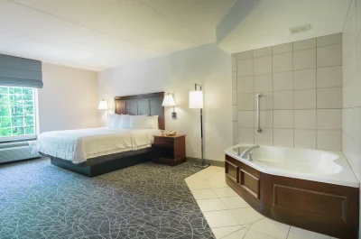 Hampton Inn & Suites Berkshires-Lenox jacuzzi