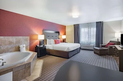 Hawthorn Suites by Wyndham Dickinson jacuzzi