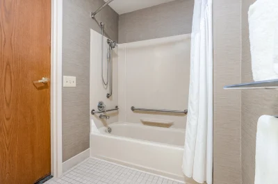 Holiday Inn Express Hotel & Suites Canton 2