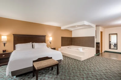 Holiday Inn Express Hotel & Suites Canton jacuzzi