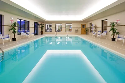 Holiday Inn Express Hotel & Suites Detroit-Utica 2