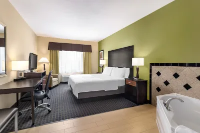 Holiday Inn Express Hotel & Suites Edmond jacuzzi