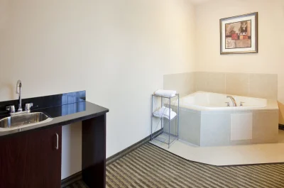 Holiday Inn Express Hotel & Suites Guthrie North Edmond jacuzzi