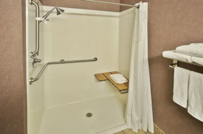 Holiday Inn Express Hotel _ Suites Woodhaven 2