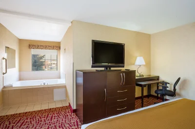 Holiday Inn Express Layton jacuzzi