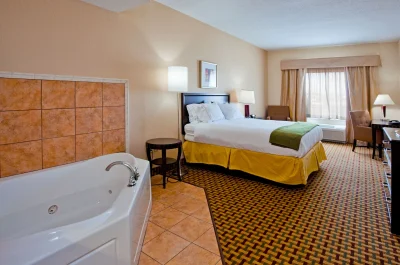 Holiday Inn Express Orlando-Ocoee East jacuzzi
