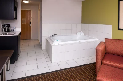 Holiday Inn Express & Suites Bucyrus 5