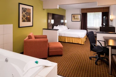 Holiday Inn Express & Suites Bucyrus