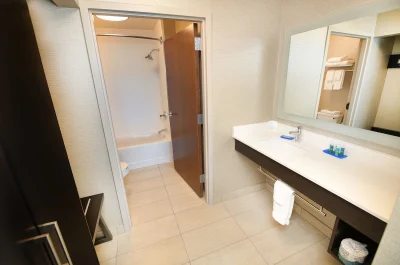 Holiday Inn Express & Suites Grand Forks, an IHG Hotel 2