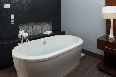 Holiday Inn Express & Suites Kansas City Airport, an IHG Hotel jacuzzi