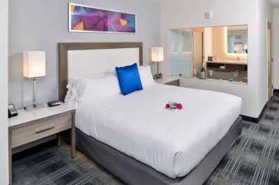 Holiday Inn Express & Suites San Diego - Mission Valley 2