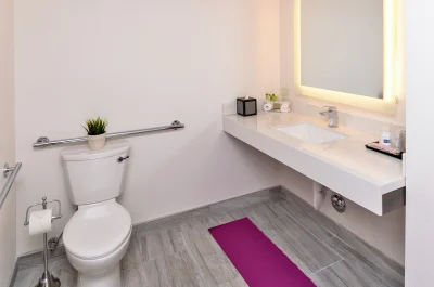 Holiday Inn Express & Suites San Diego - Mission Valley 3