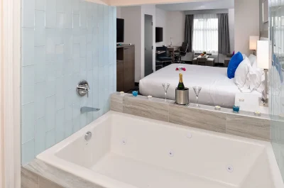 Holiday Inn Express & Suites San Diego - Mission Valley jacuzzi