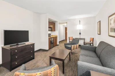 Holiday Inn Express & Suites Wilmington-Newark 3