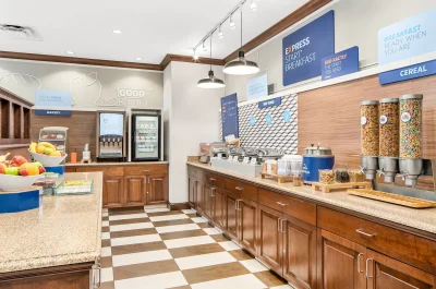 Holiday Inn Express & Suites Wilmington-Newark 4