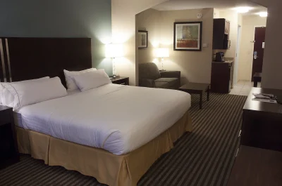Holiday Inn Express & Suites Youngstown 3