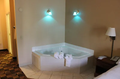 Holiday Inn Express and Suites Thomasville jacuzzi