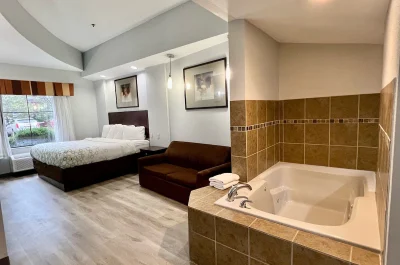 HomeTowne Studios & Suites Washington jacuzzi